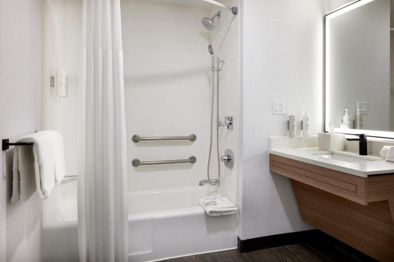 King Room Bath Tub Mobility Access
