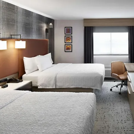 Hampton Inn Newark Airport-3